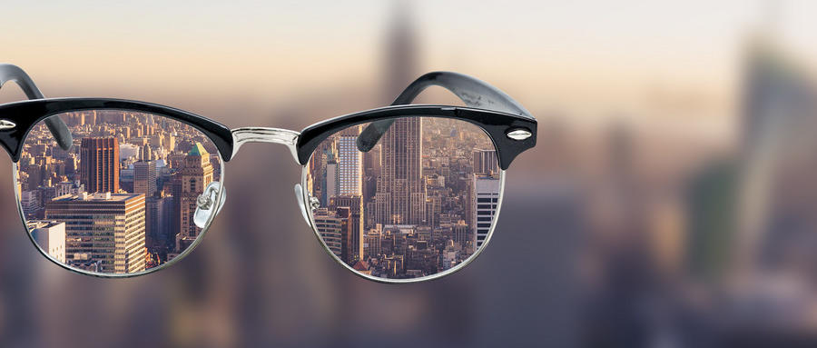 高度近視是由什么原因引起的？